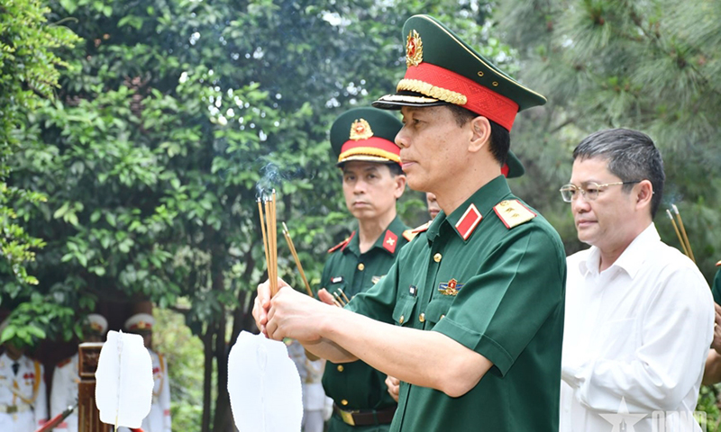 Trung tướng Nguyễn Trọng Bình dâng hương, tri ân Đại tướng Võ Nguyên Giáp. 