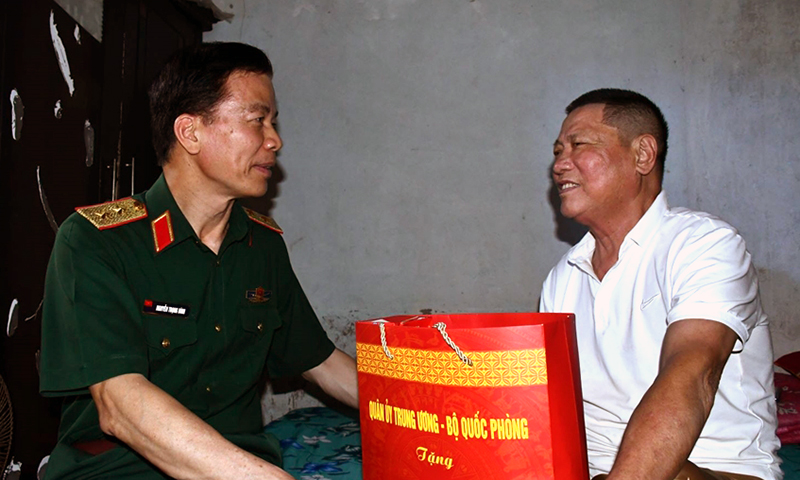  Trung tướng Nguyễn Trọng Bình trao quà của Quân ủy Trung ương, Bộ Quốc phòng tặng ông Đậu Xuân Ký.