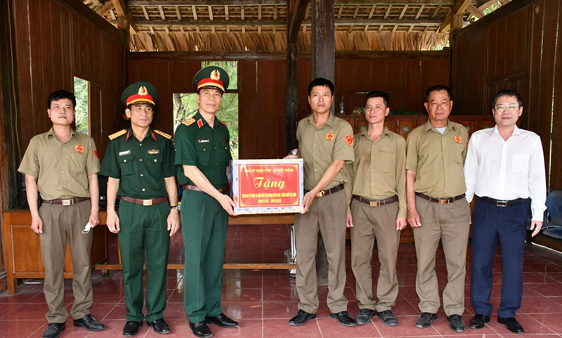 Trung tướng Nguyễn Trọng Bình trao quà của Quân ủy Trung ương, Bộ Quốc phòng tặng Đội an ninh Vũng Chùa. 
