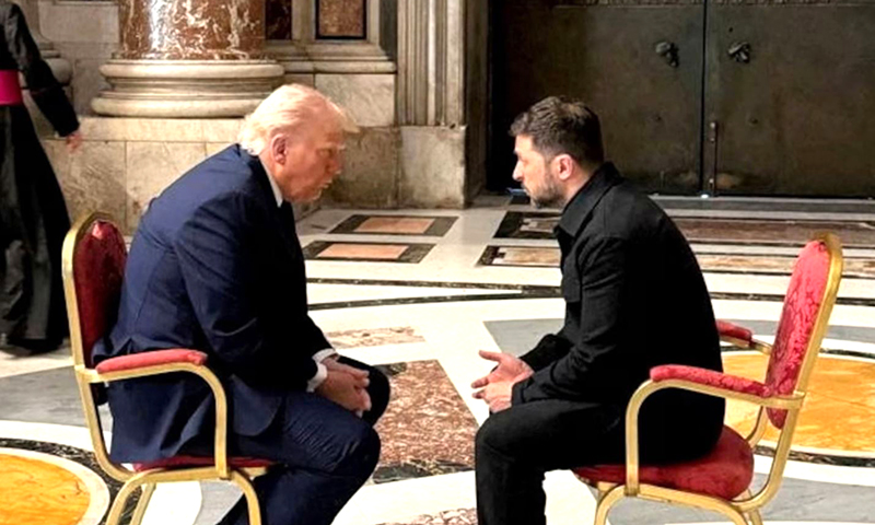 Tổng thống Mỹ Donald Trump (trái) và người đồng cấp Ukraine Volodymyr Zelensky trong cuộc gặp tại Vatican, Italy ngày 26/4/2025. Ảnh: Reuters/TTXVN