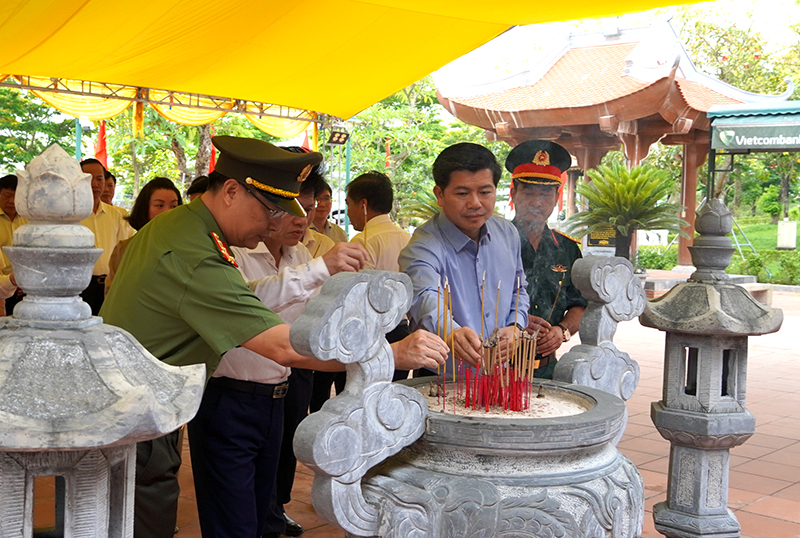 Các đại biểu dân hương Bác Hồ và các anh hùng liệt sỹ.