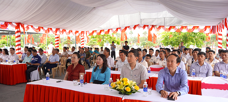 Các đại biểu dự lễ khai mạc triển lãm.