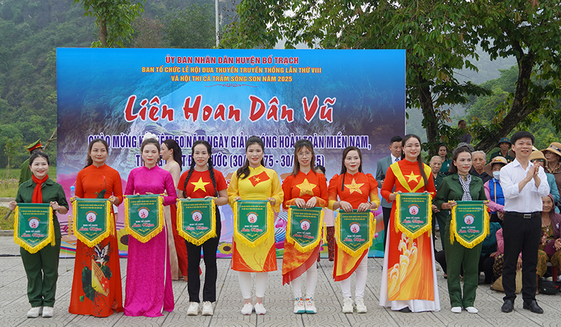 Ban Tổ chức trao cờ lưu niệm cho các đội tham dự liên hoan.