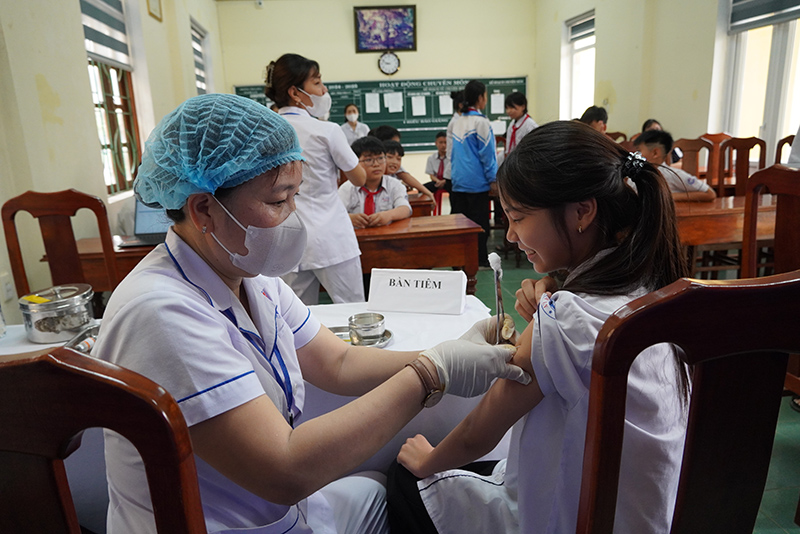Học sinh Trường THCS số 2 Nam Lý được tiêm vắc-xin phòng ngừa bệnh sởi.