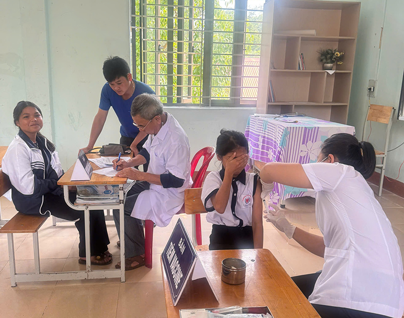 Trạm Y tế xã Tân Trạch tổ chức tiêm vắc-xin phòng ngừa bệnh sởi cho trẻ.