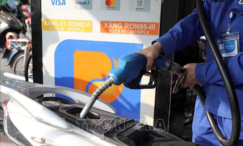 Mua bán xăng, dầu tại một điểm kinh doanh của Petrolimex. Ảnh: Trần Việt/TTXVN