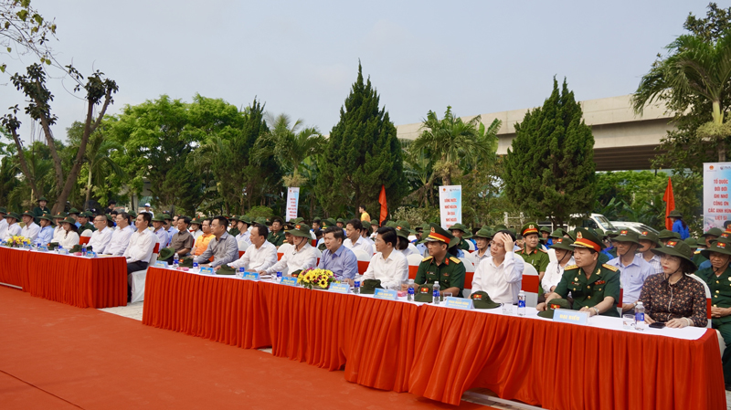 Các đại biểu tham dự buổi lễ.