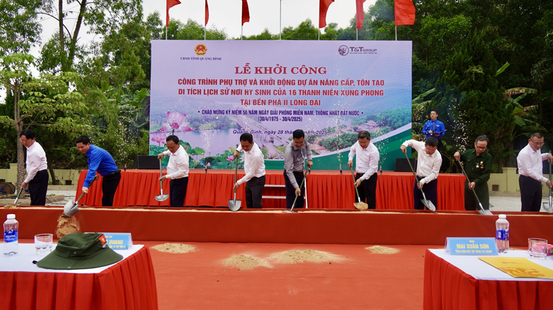 Các đồng chí lãnh đạo tỉnh và đại biểu động thổ khởi công dự án. 