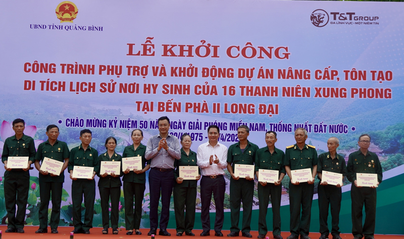 Đồng chí Bí thư Tỉnh ủy Lê Ngọc Quang và ông Mai Xuân Sơn, Tổng giám đốc Tập đoàn T&T tặng quà cho các cựu chiến binh, cựu thanh niên xung phong