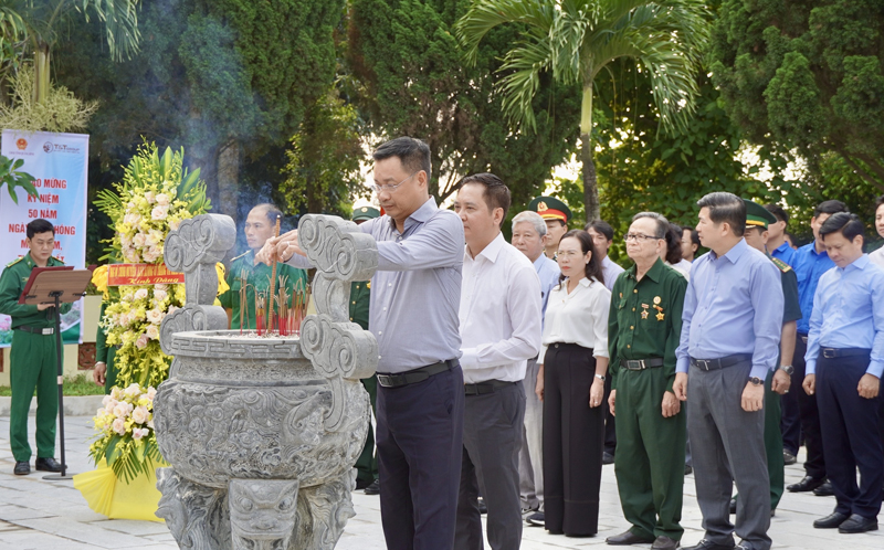 Đồng chí Bí thư tỉnh ủy Lê Ngọc Quang và các đại biểu dâng hương tưởng nhớ