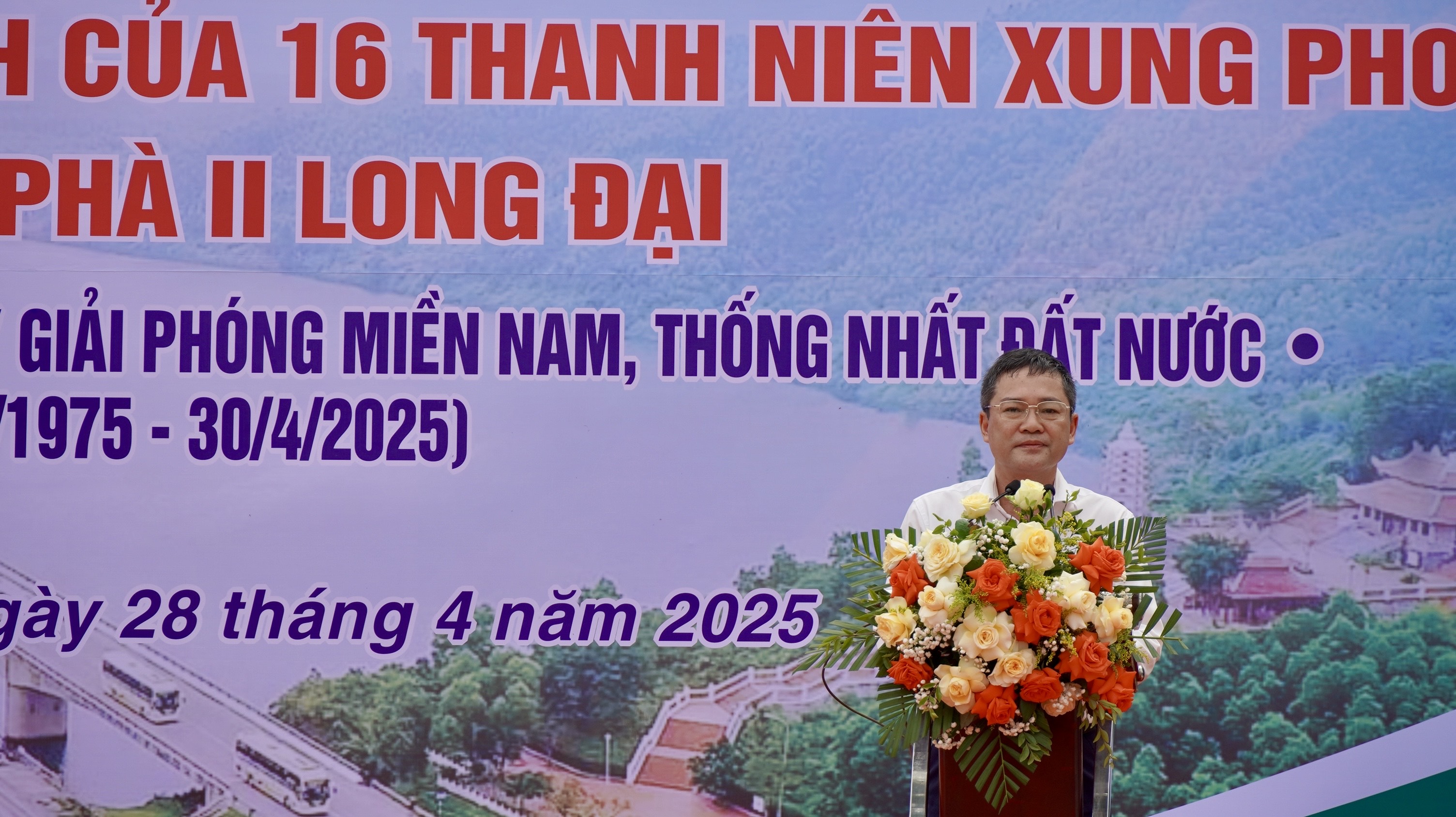 Đồng chí Phó Chủ tịch UBND tỉnh Phan Phong Phú phát biểu tại buổi lễ.