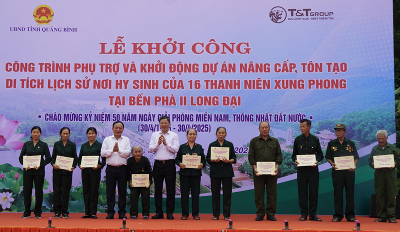 Đồng chí Phó Bí thư Thường trực Tỉnh ủy Trần Hải Châu và lãnh đạo Tập đoàn T&T tặng quà/