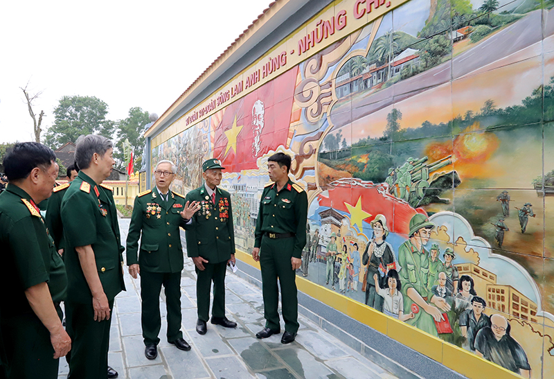 Cựu chiến binh Trần Văn Bường (thứ 3 từ phải sang).