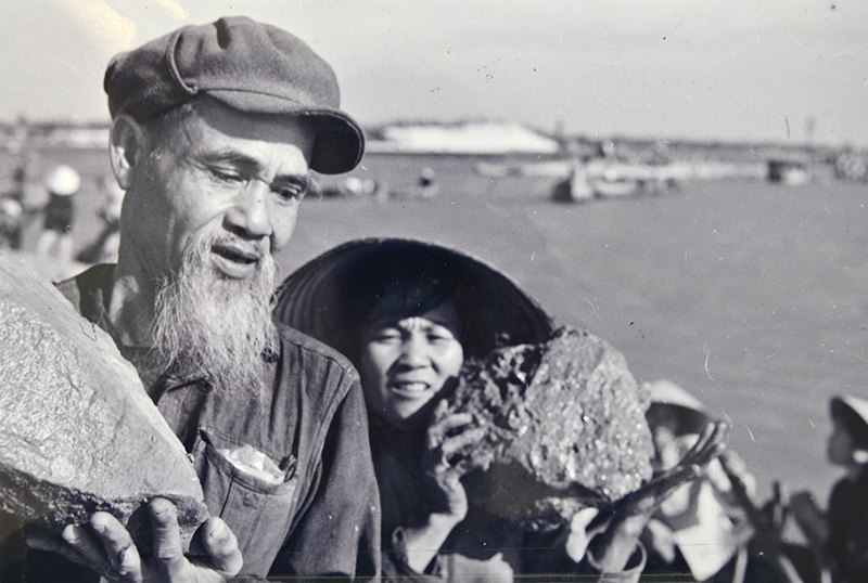 Người dân Đồng Hới góp đá thi công cầu Dài, năm 1973.      Ảnh: Tư liệu