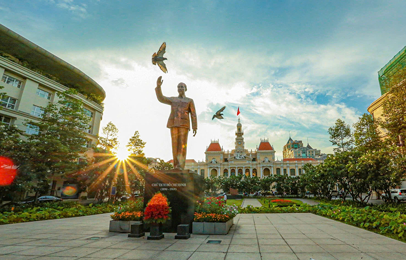 Tượng Bác Hồ giữa trung tâm TP. Hồ Chí Minh-thành phố của hòa bình và khát vọng.