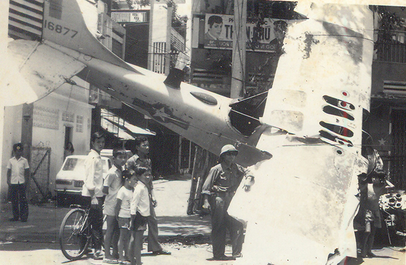 Máy bay địch rơi trên đường phố Sài Gòn sáng 30/4/1975.