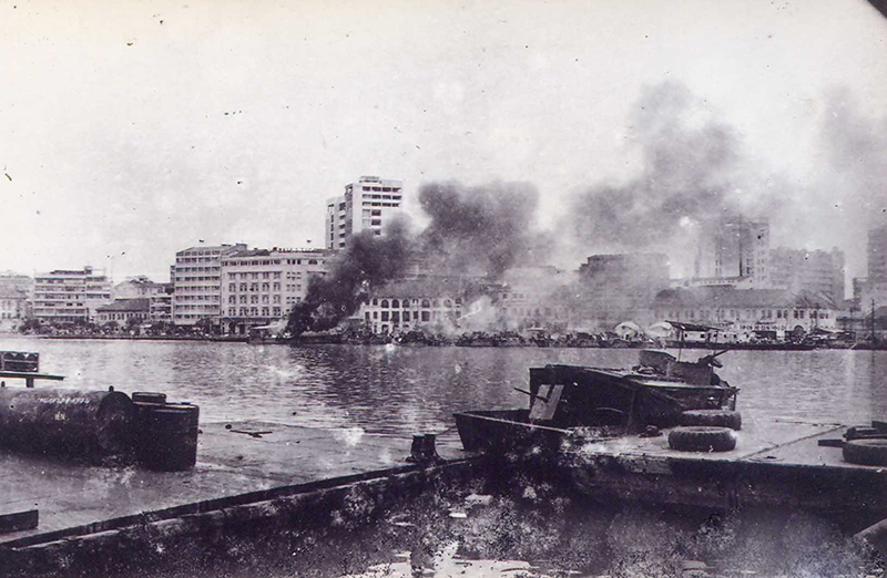 Tàu địch trúng đạn bốc cháy trên sông Sài Gòn sáng 30/4/1975.