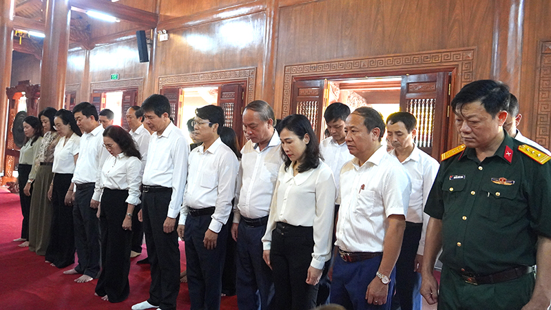 Đoàn đại biểu TP. Đồng Hới tưởng niệm Bác Hồ và các Anh hùng liệt sỹ. 