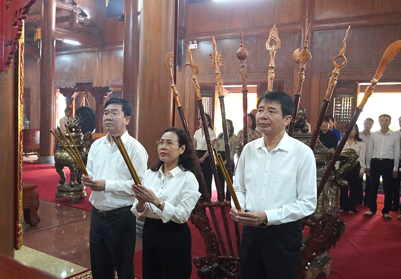 Thường trực Thành ủy Đồng Hới dâng hương tưởng nhớ Bác Hồ và các Anh hùng liệt sỹ.