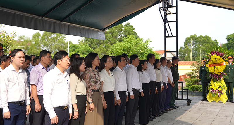 Đoàn đại biểu thành phố tham gia viếng các anh hùng liệt sỹ tại nghĩa trang thành phố.