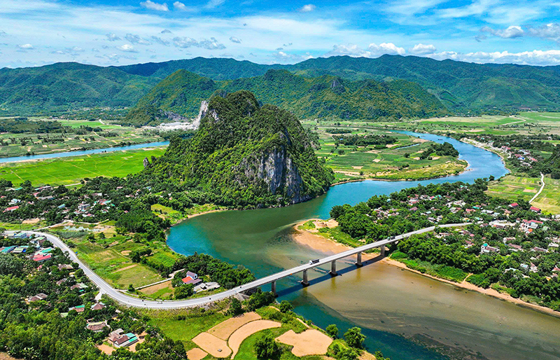 Quê hương Đức Hóa ngày càng giàu đẹp ngày hôm nay có phần công sức của ông Nguyễn Hữu Thọ.