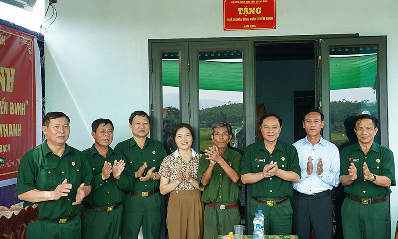 bàn giao nhà “Nghĩa tình đồng đội” cho hội viên Đàm Công Thanh (xã Quảng Châu, huyện Quảng Trạch).