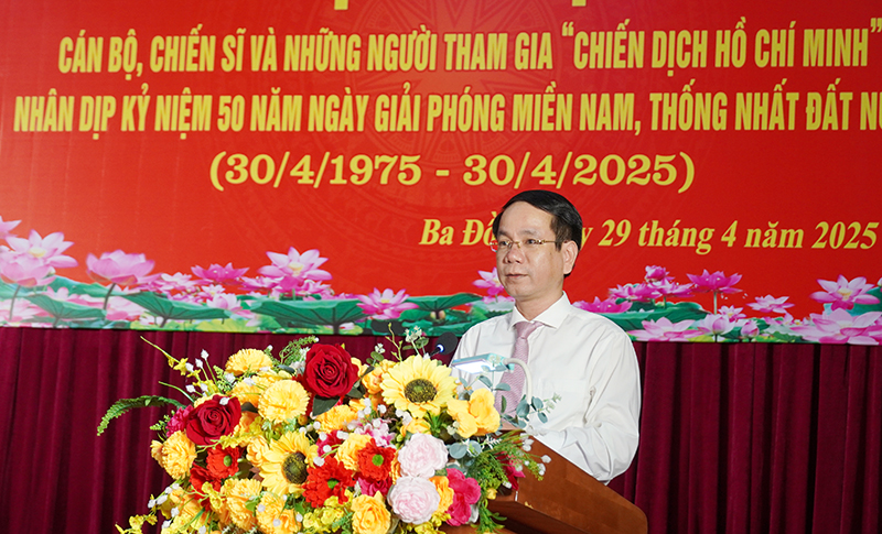 Đồng chí Bí thư Thị ủy Ba Đồn Phan Mạnh Hùng phát biểu tại buổi gặp mặt.