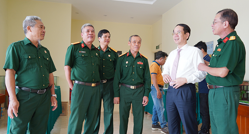  Đồng chí Bí thư Thị ủy Ba Đồn Phan Mạnh Hùng trò chuyện cùng các cựu chiến binh tham gia Chiến dịch Hồ Chí Minh.