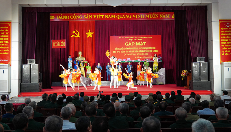 Một tiết mục văn nghệ tại buổi gặp mặt.