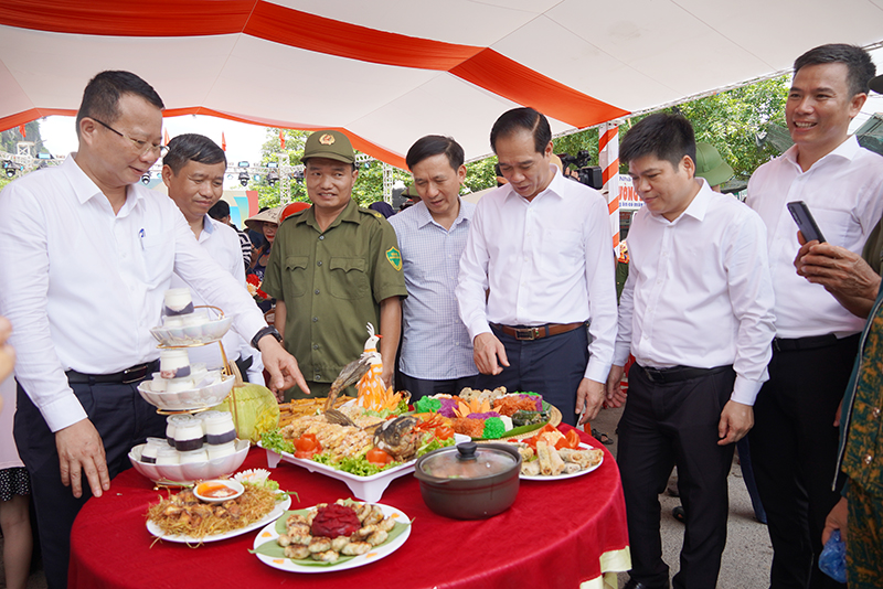 Các đại biểu tham quan các mâm ẩm thực hấp dẫn được chế biến từ cá trắm.