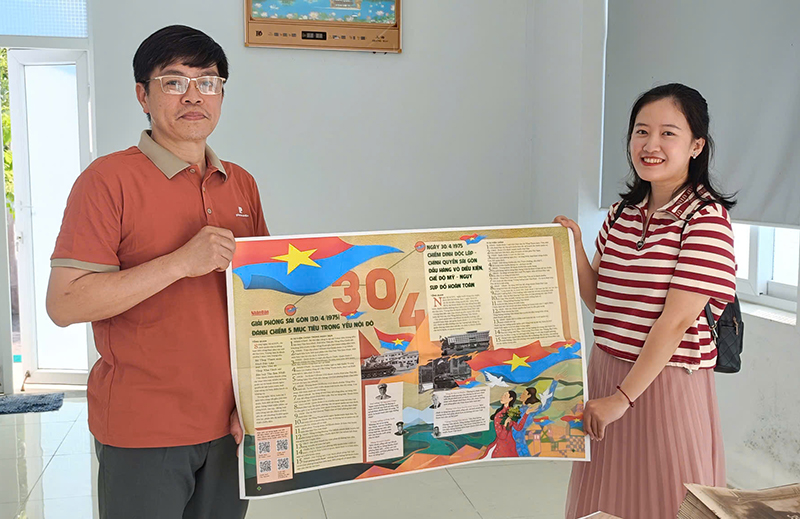 Đại diện Văn phòng đại diện Báo Nhân Dân tại Quảng Bình tặng phụ san đặc biệt cho em 