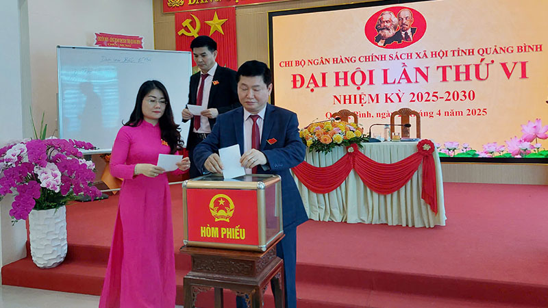 Đại biểu bỏ phiếu bầu Ban Chấp hành Chi bộ NHCSXH tỉnh nhiệm kỳ 2025-2030