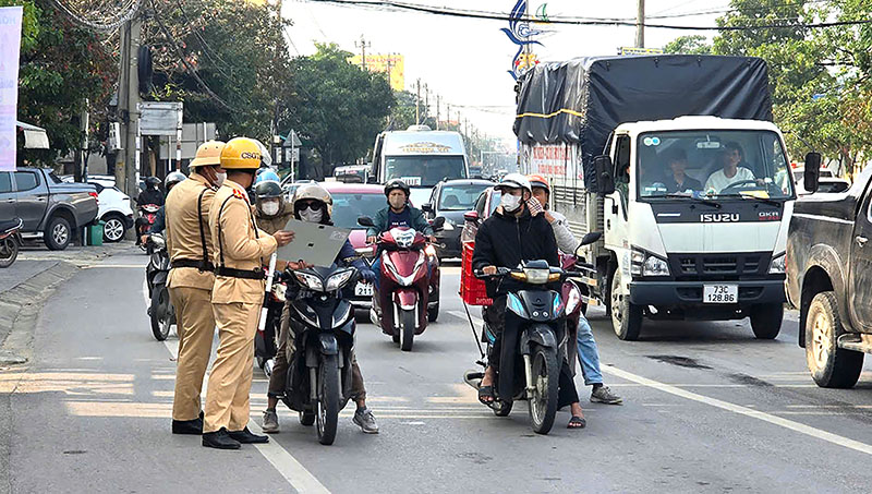 Song song với công tác xử phạt, lực lượng CSGT đẩy mạnh tuyên truyền, nhắc nhở người dân 