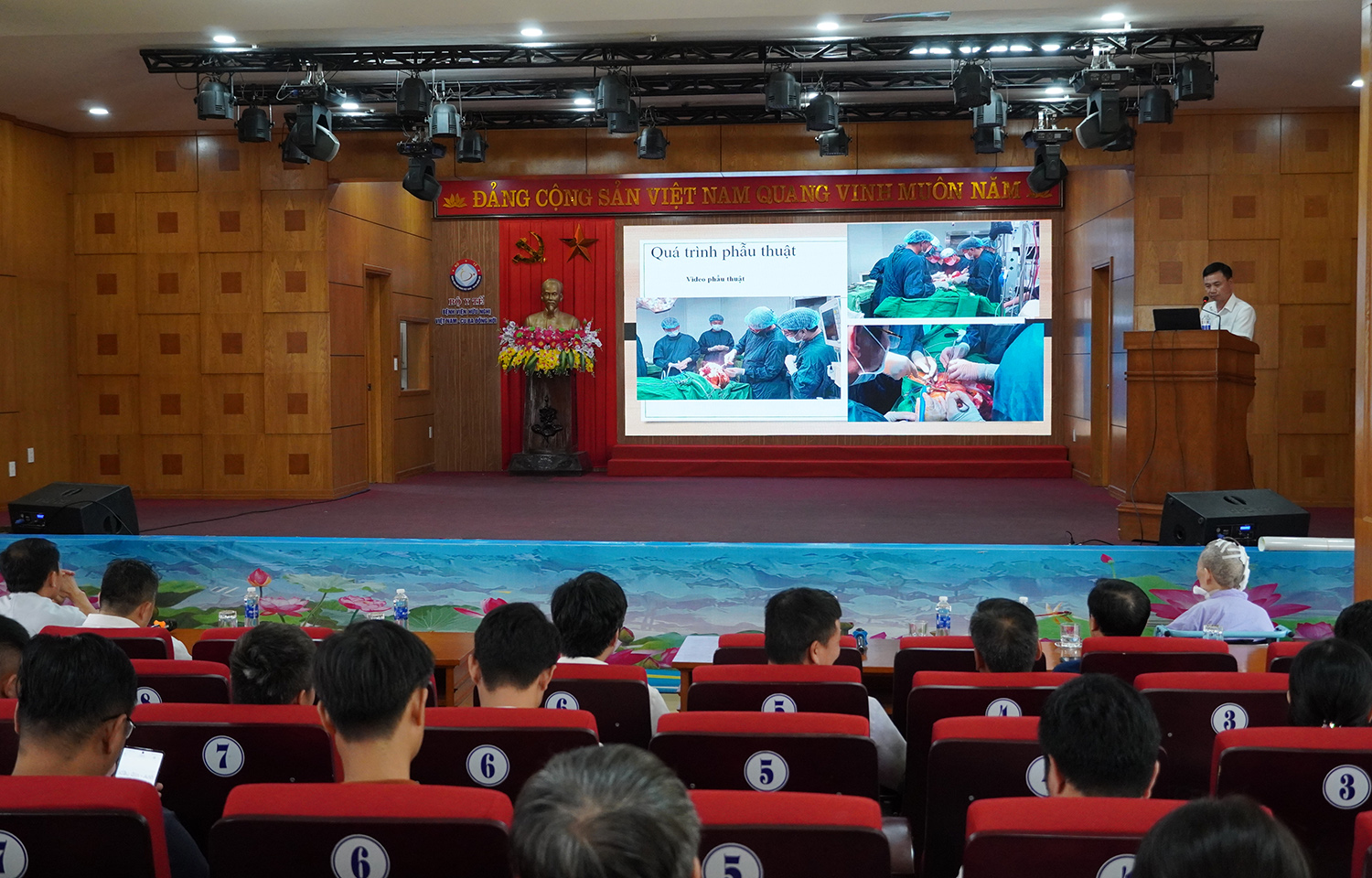 Quang cảnh buổi họp báo.