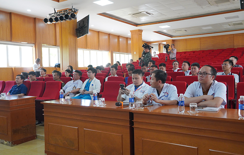 Các đại biểu dự buổi họp báo.