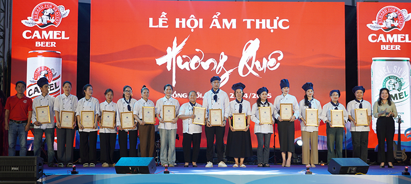 Đại diện lãnh đạo TP. Đồng Hới trao giấy chứng nhận tham gia lễ hội ẩm thực “Hương quê” cho các hộ kinh doanh.