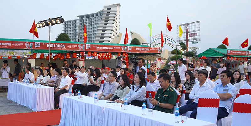 Đại biểu, người dân và du khách tham gia lễ hội ẩm thực “Hương quê”.