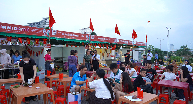 Người dân và du khách tham gia lễ hội ẩm thực “Hương quê”.