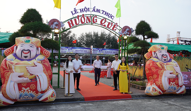 Không gian ẩm thực “Hương quê” tại Quảng trường biển Bảo Ninh.