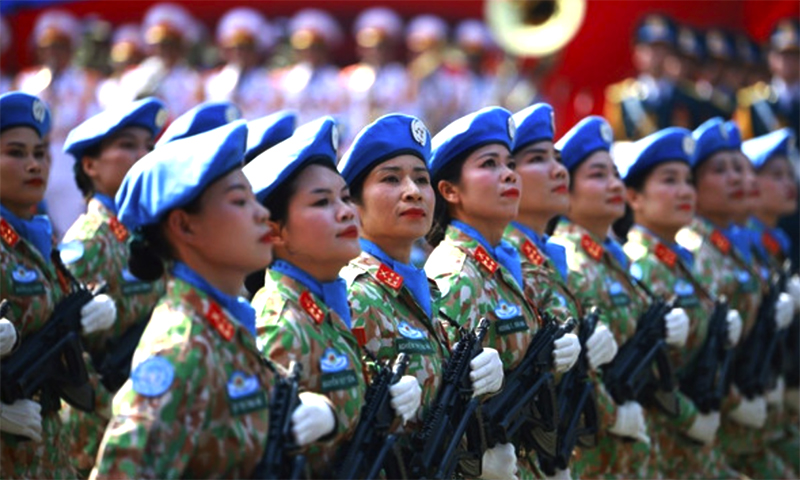Khối nữ Gìn giữ hòa bình diễu qua lễ đài. (Ảnh: TTXVN)