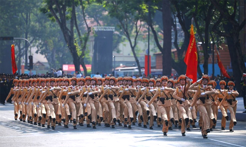 Khối nữ Sỹ quan Cảnh sát Giao thông diễu qua lễ đài. (Ảnh: TTXVN)