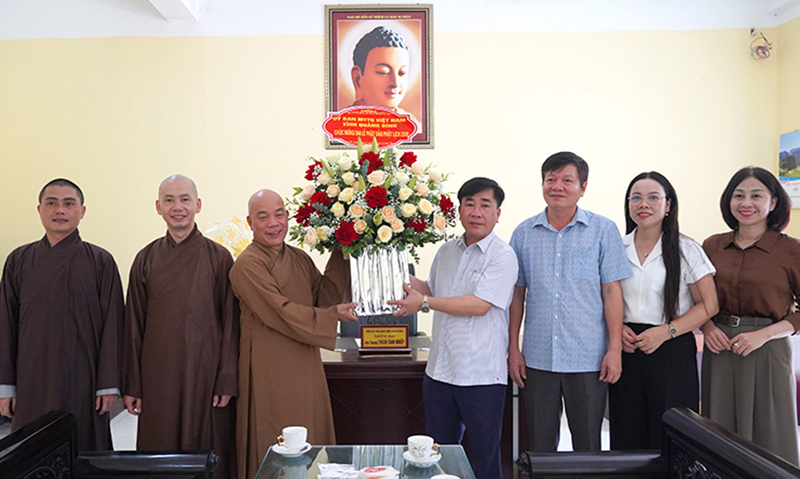 Lãnh đạo Ủy ban MTTQVN tỉnh thăm, chúc mừng Đại lễ Phật đản 2025