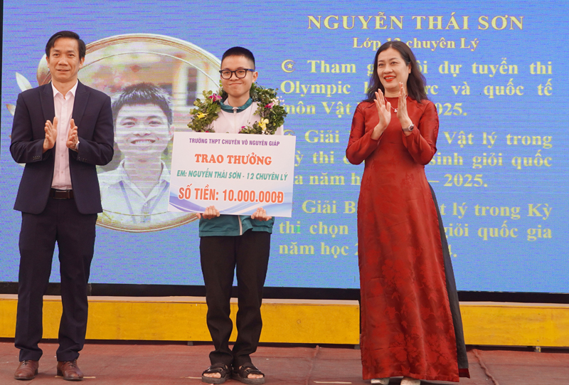 2 học sinh lớp 12 được miễn thi tốt nghiệp THPT và ưu tiên xét thẳng vào đại học, cao đẳng