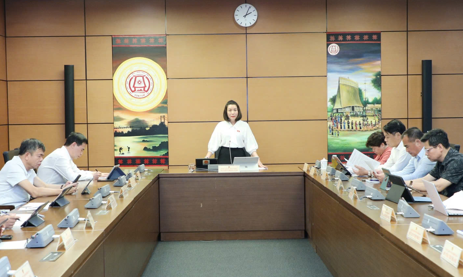 Thảo luận, góp ý hoàn thiện các dự án luật trước khi trình Quốc hội thông qua