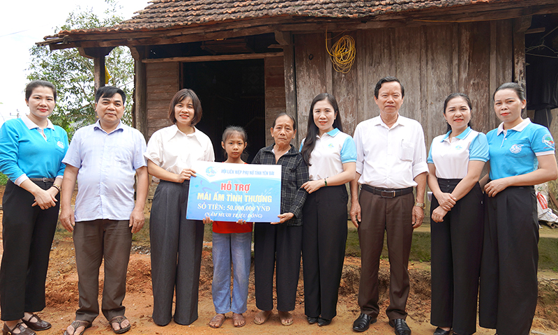 Ban Thường vụ Hội LHPN tỉnh: Trao kinh phí hỗ trợ xóa nhà tạm, nhà dột nát tại huyện Minh Hóa
