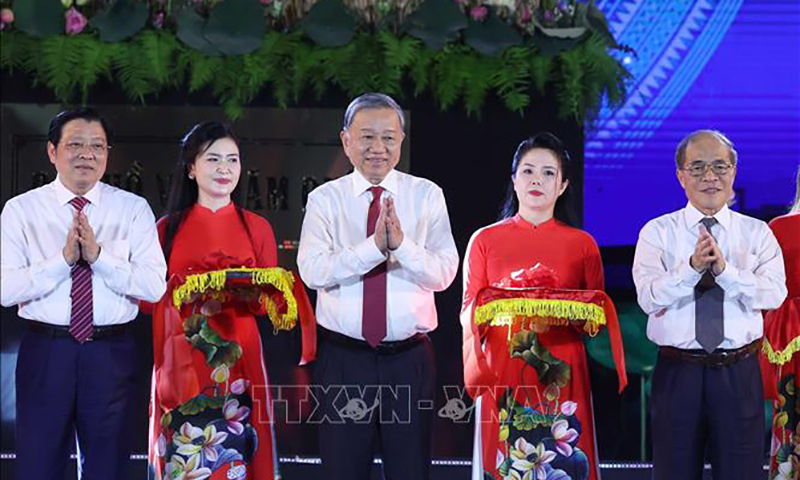 Tổng Bí thư Tô Lâm dự khai mạc lễ hội Làng Sen toàn quốc 2025