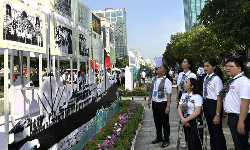 Trưng bày 100 hình ảnh về cuộc đời và sự nghiệp của Chủ tịch Hồ Chí Minh