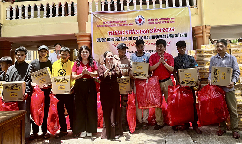 Trao tặng 800 suất quà cho gia đình chính sách tại xã Tân Trạch và Thượng Trạch