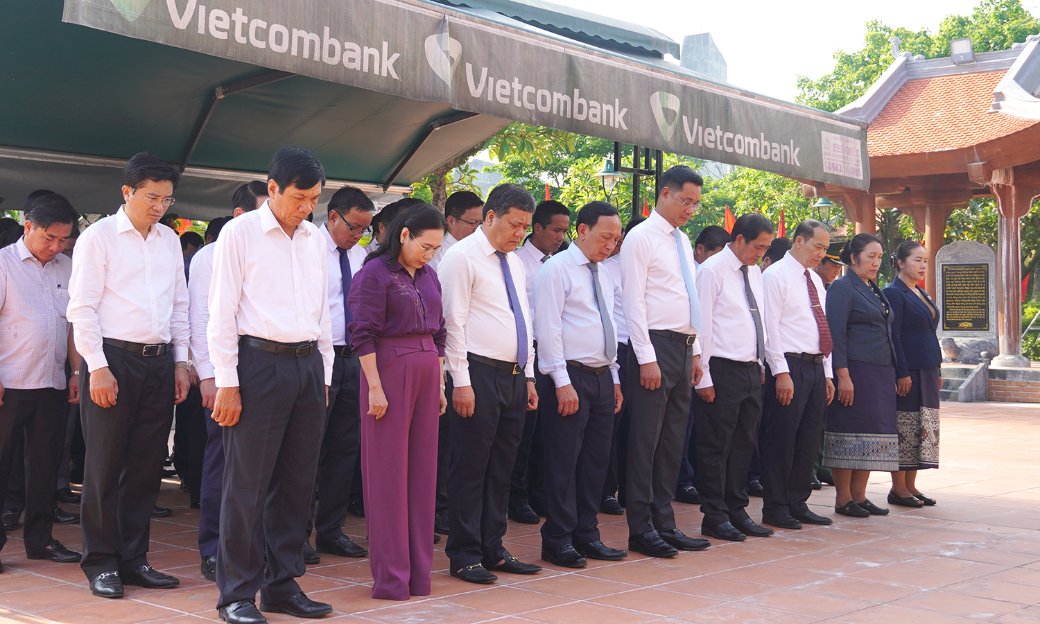 Lãnh đạo tỉnh dâng hương tưởng niệm Bác Hồ và các anh hùng liệt sỹ