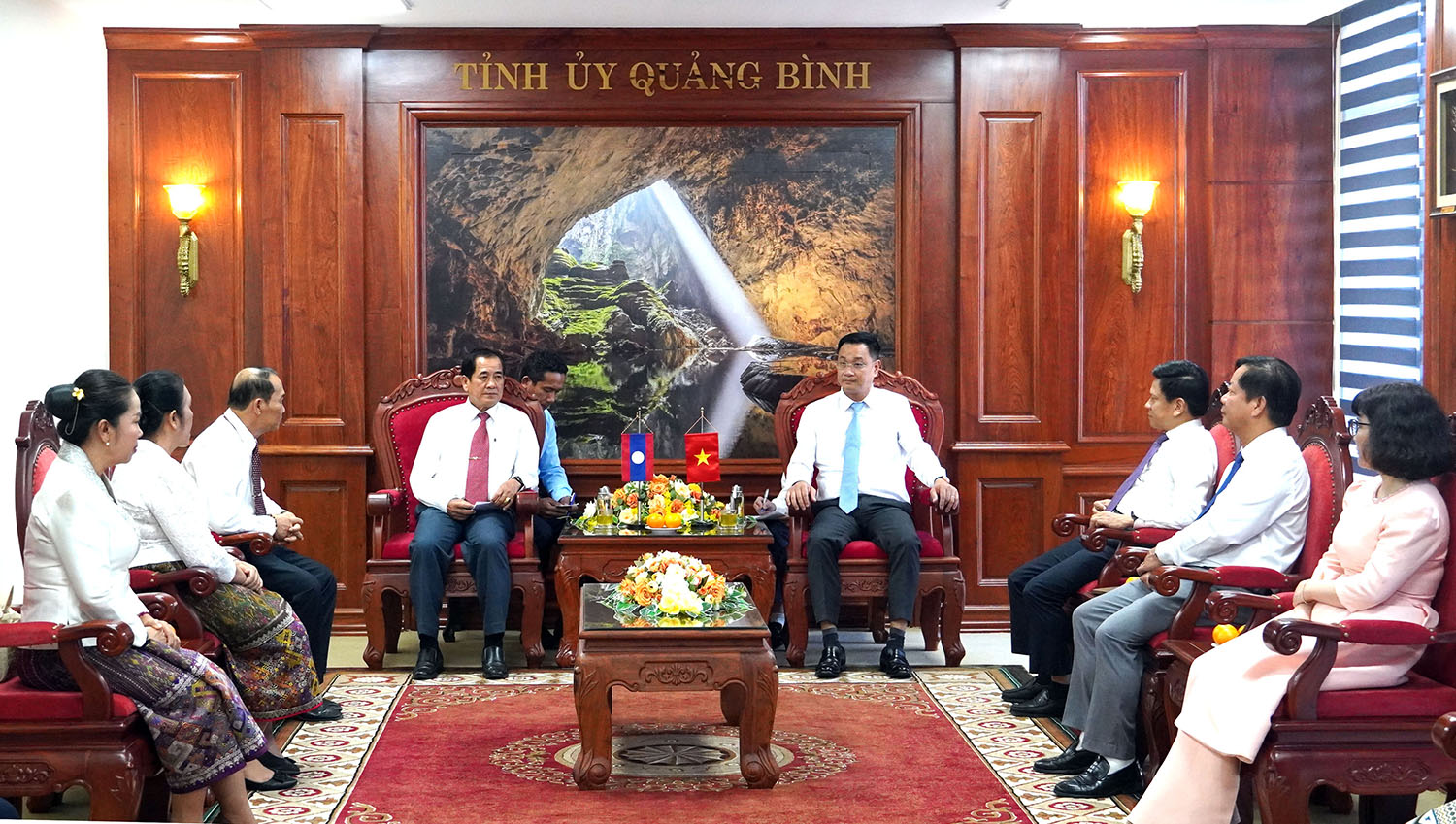 Đồng chí Bí thư Tỉnh ủy tiếp xã giao đoàn đại biểu HĐND tỉnh Bô-ly-khăm-xay